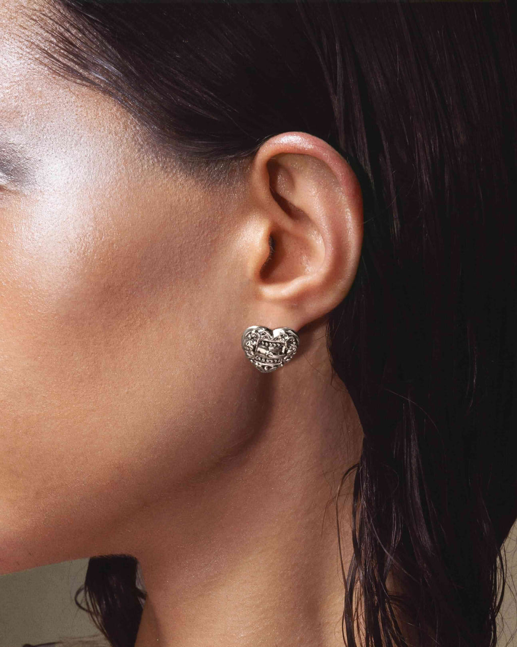 Belted Heart Stud Earrings in Silver en route jewellery