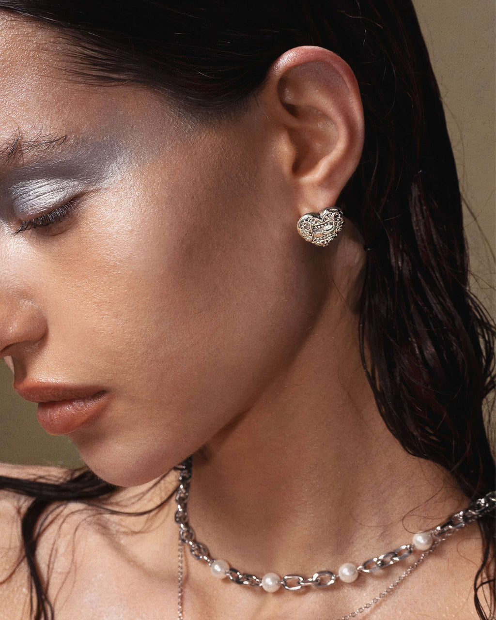 Belted Heart Stud Earrings in Silver en route jewellery