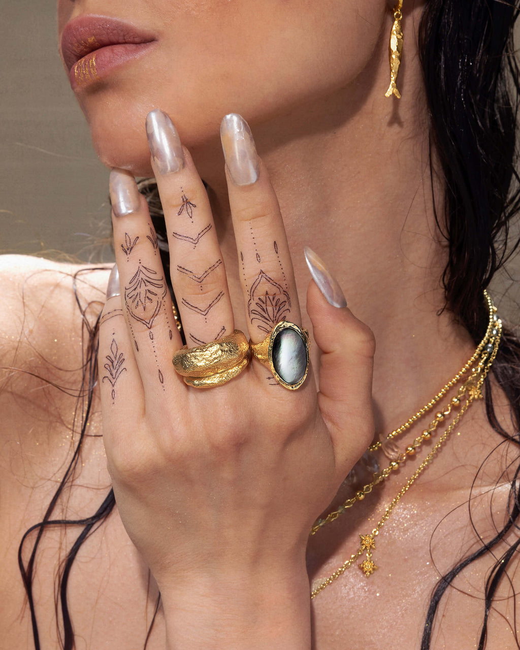 Midnight Oval Shell Ring en route jewellery