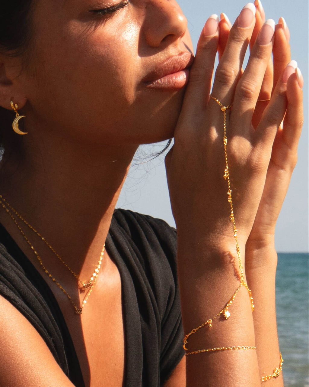Lyra Hand Chain Bracelet en route jewellery